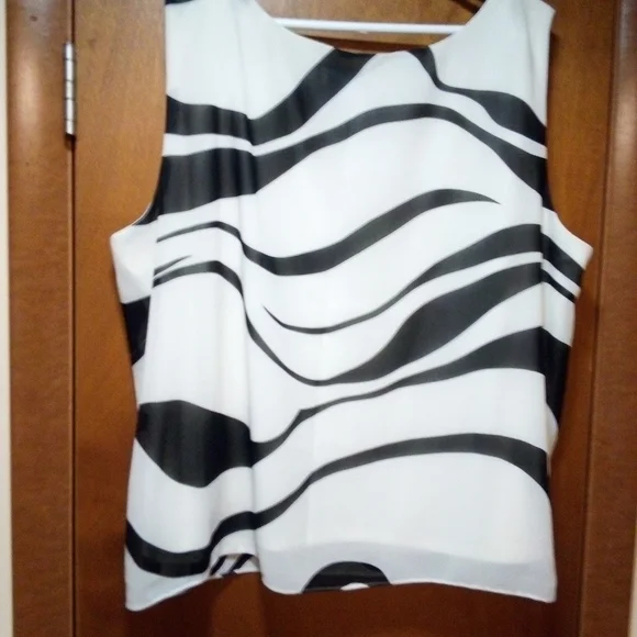 Women's Top - Picture 9 of 9